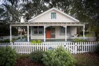 Charming bungalow with wraparound porch in Thunderbolt