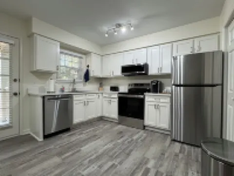 Down to the Wire, Cozy 2-bedroom condo with WiFi and AC in welcoming Auburn