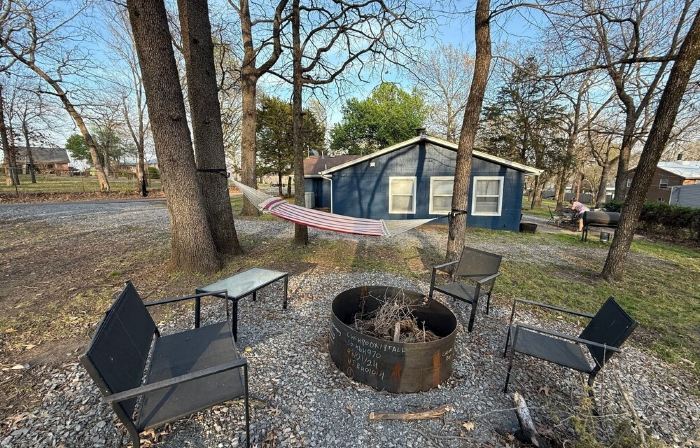 Fisherman's Flat    Cozy 3-bedroom cabin short walk to water at Cypress Cove