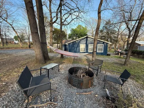 Fisherman's Flat    Cozy 3-bedroom cabin short walk to water at Cypress Cove