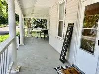 Cozy Bungalow - Close to Campus + Nespresso Coffee Maker! Hotels in Champaign City Township