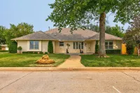 Luxurious Home - Family Game Room/ Huge Patio Hotels near Courtyard Plaza Shopping Center
