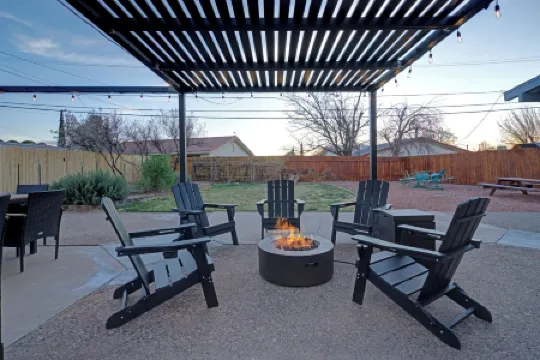 Perfect modern space to relax & play. Central & close to all attractions!