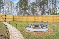 Kennesaw Charm Suite- 3 min from Kennesaw, Private Entry & Pet Friendly! Hotels near Barrett Pavilion