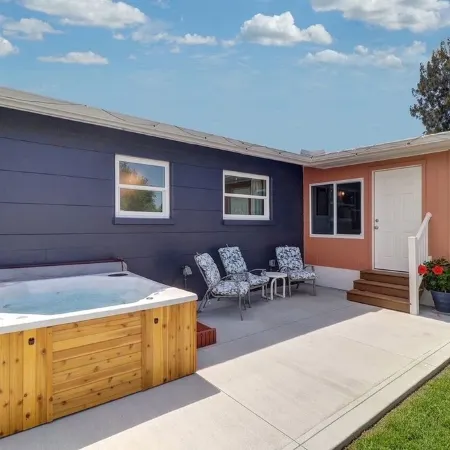 2 Bedroom Bungalow With Hot Tub Near Indian Rocks Beach