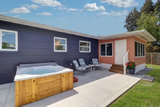 2 Bedroom Bungalow With Hot Tub Near Indian Rocks Beach