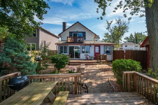 Lakefront, awesome views, water access, center strip, private, parking.