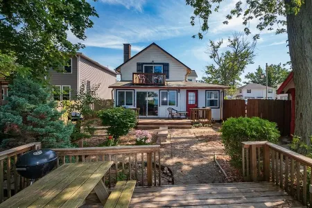 Lakefront, awesome views, water access, center strip, private, parking. Отели в г. Дженива-он--Лейк