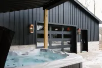 Spacious 6-bedroom cabin & sports bar in Amish country. Close to Breitenbach.