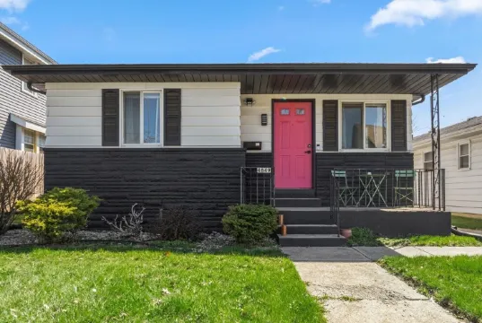 King Bed, Fenced Yard, Parking, TV’s in All Rooms! Near Parks