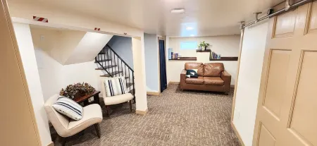 Spacious and Historic 4-bedroom House, Steps from Olde Town Arvada Отели рядом с достопримечательностью «Парк Хоскинсон»