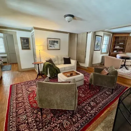 Charming 3-bedroom cottage with WiFi and AC in Hot Springs Отели в г. Бат