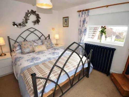 Old Saltys Cottage in Westward Ho with stunning sea views