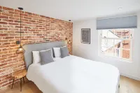 Host Stay 現代工業風金獅公寓 鄰近The Staircase Cafe的酒店