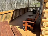 Spacious 5-king bedroom cabin with private bathrooms minutes from Asheville. Hotels in Fairview