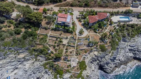 Mani Apartments Suites