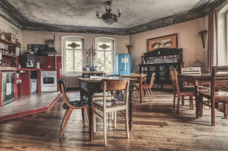 Opera Hostel Отели в г. Фриенштедт