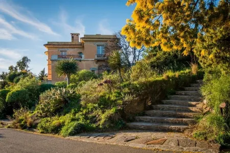 Hotel la Voile Отели в г. Борм-Ле-Мимоза