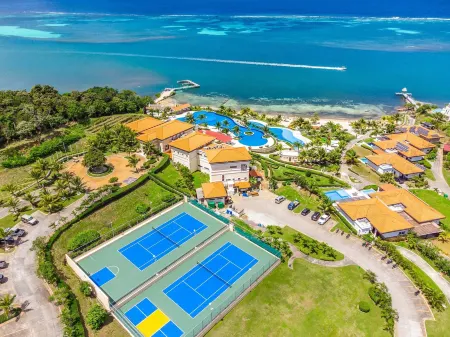 Pristine Bay Villa 1304 with large pool - 3 bedroom condo