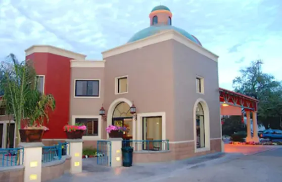 納沃華假日酒店