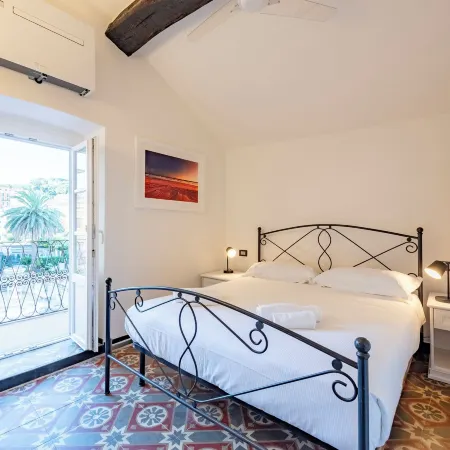 JOIVY Bright 2BR flat, moments from the beach
