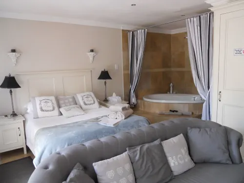 Bella Vista Self Catering - parking