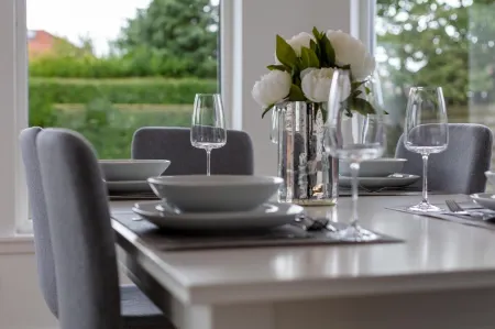 Seafield House - Donnini Apartments Отели рядом с достопримечательностью «Библиотека Форхилл Бранч»