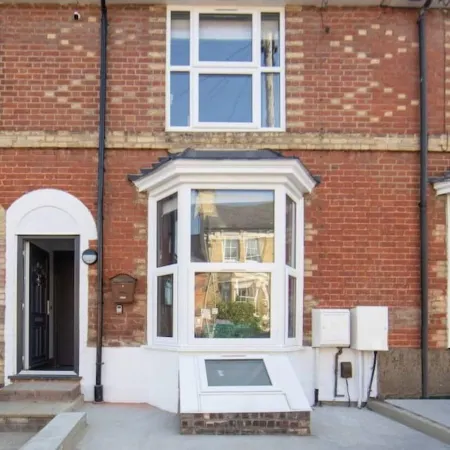 Immaculate 5-Bed House in the City Centre Ashford