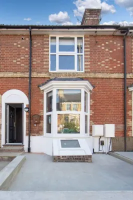 Immaculate 5-Bed House in the City Centre Ashford - Pet friendly
