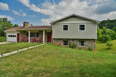 Aiken Rd - 6 Br - Hot Tub and Game Room Hotels in Marshall