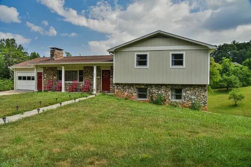 Aiken Rd - 6 Br - Hot Tub and Game Room Hotels in Marshall