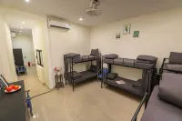 QUEEN CAFE HOTEL & PUB - 3-Star