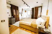 White Pyramids Inn - Inns