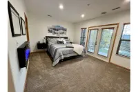 Spacious Eden Retreat – Modern Comfort, Scenic Views & Room for 11