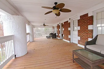 (501A) LOCATION LOCATION! DOWNTOWN! LARGE CONDO, PORCH w/CUSHIONED SEATS! Hotels in der Nähe von Children's Museum of the Shoals