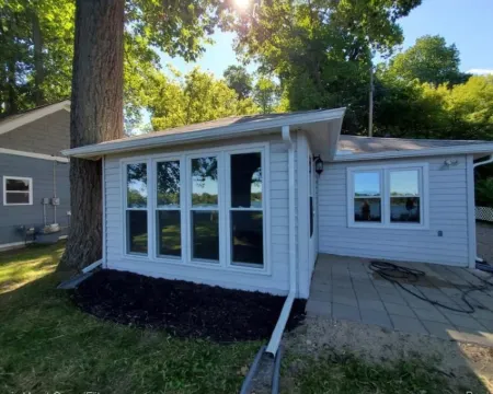 Cozy lakeside cottage near Downtown Hotels in Brighton