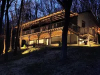 DeerRidge Lodge-Charming Retreat mins from Historic Franklin and Nashville. Hotels near Holy Family Catholic Church