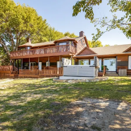 Lakefront Estate With 2 Kitchens Perfect for Events & Families