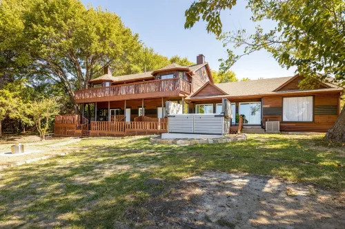 Lakefront Estate With 2 Kitchens Perfect for Events & Families