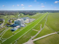 Modern Serenity in Langley Vale Hotel a Epsom