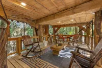 Pet-Friendly Treehouse - Amazonia - an exclusive experience in Red River Gorge, Kentucky! Hotels in Lee County