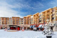 Ski-in/Ski-Out Access with Private Balcony and Amenities - Charming Haven Hôtels à : Comte de Summit