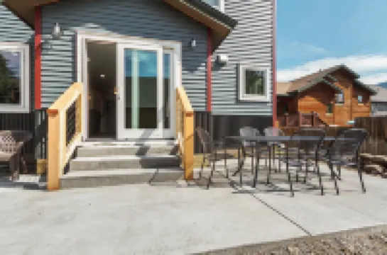 Stylish Mountain Retreat with Hot Tub - Inviting and Comfortable