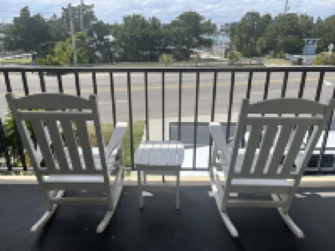 Coastal Haven with Private Balcony and Modern Comfort - Delightful Escape