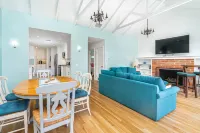 Harbor View and Spacious Patio - Beautiful Balboa Island Getaway