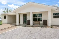 Baron's Bungalow | 2/2, Hot Tub, Fire-pit & Grill, Pet Friendly w/ fee 그레이프 크릭 바인야즈 주변 호텔