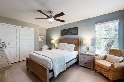 Zen Live Oak Living | Tranquil Backyard, Firepit, Grill | Lovely Lanai Hotels near Texas Maritime Museum