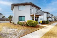 Ground-floor condo in great locale with pool, fast WiFi, W/D - snowbird-friendly Hotels in Miramar Beach