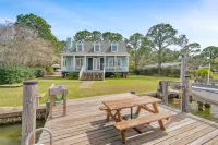 Bayfront Home with Ample Outdoor Seating - Charming Coastal Retreat