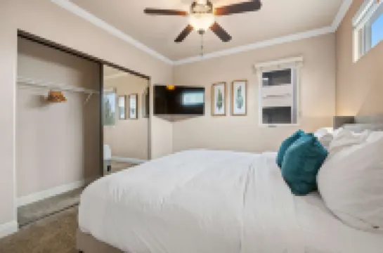 Luxury 2BR 2BA Apartment with Pool, Gym & Theater Hotels in 